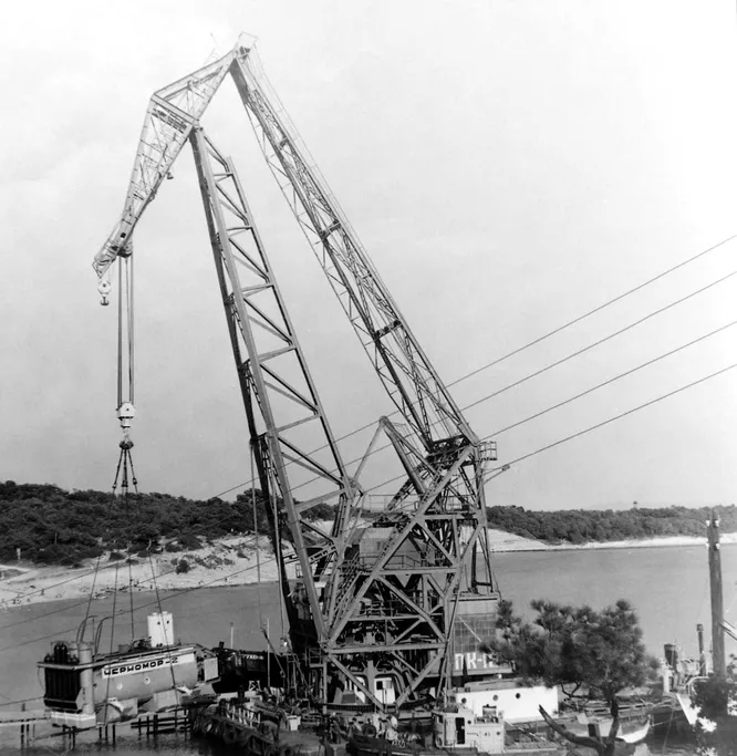 Пробное погружение подводной лаборатории Черномор-2 в 1969 году