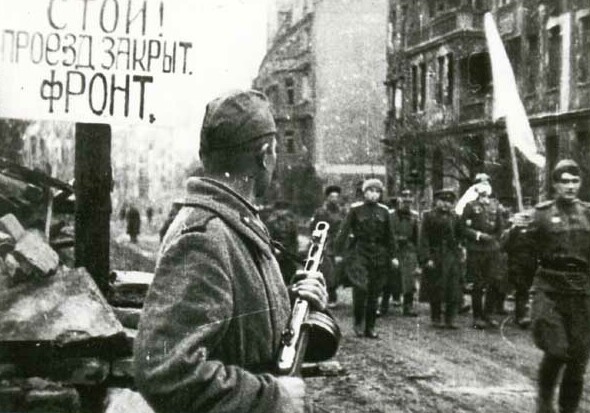 Немецкие парламентеры с белым флагом идут на переговоры о капитуляции Бреслау 1945 год