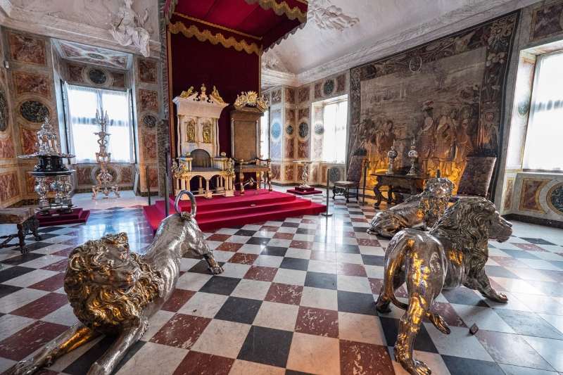 Коронационный трон датских королей из бивней нарвалов замок Розенборг