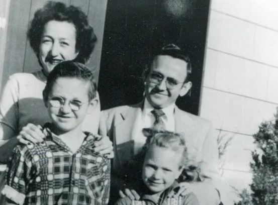 Джеймс Бедфорд с женой Линдой и детьми на семейном фото