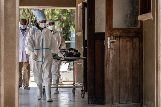 Медики везут на каталке больного в Африке