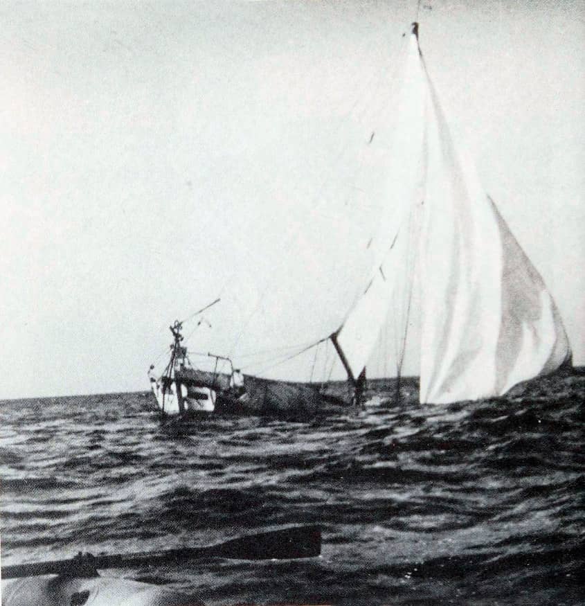 Рисунок тонущей яхты Ауралин в океане