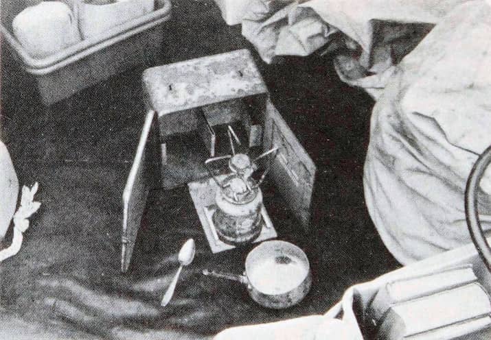 Портативная газовая плитка в лодке, на которой готовили пищу