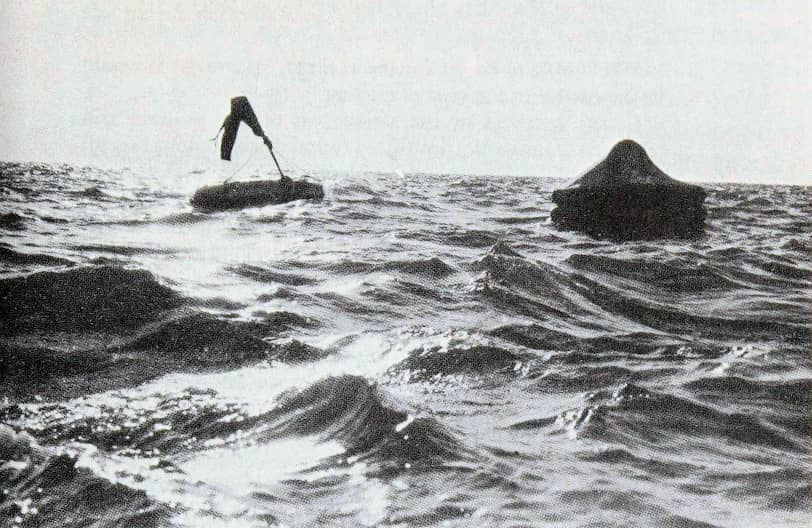 Морис Бэйли играет в карты на спасательном плоту