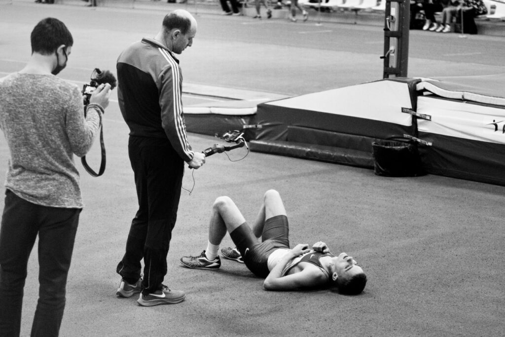 Репортажная черно-белая фотография интервью