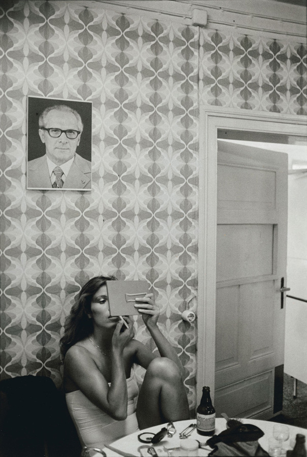 Серия Эрос и Штази в провокационной фотографии Гюнтера Ресслера