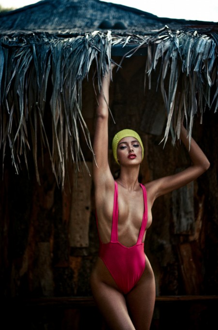 Девушка в купальнике в простом кадре от Мануэля Пандалиса (Manuel Pandalis)