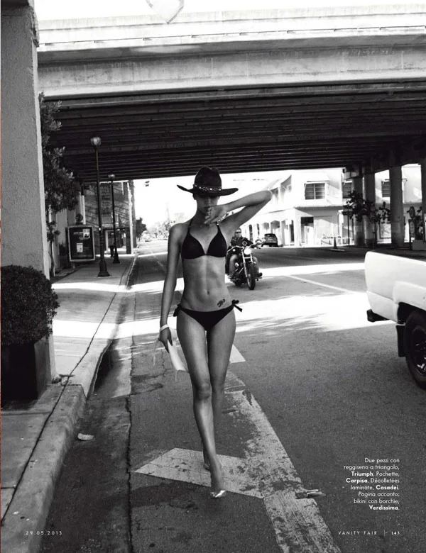 Модель в купальнике из фотосессии Уэйна Мэйзера