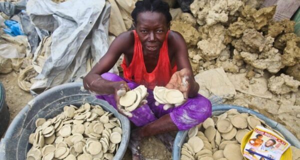 Как на Гаити делают «грязевое печенье» и чем оно опасно