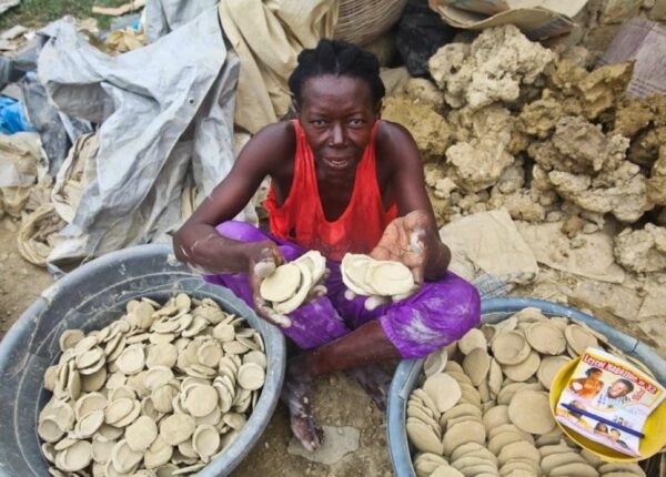 Как на Гаити делают «грязевое печенье» и чем оно опасно