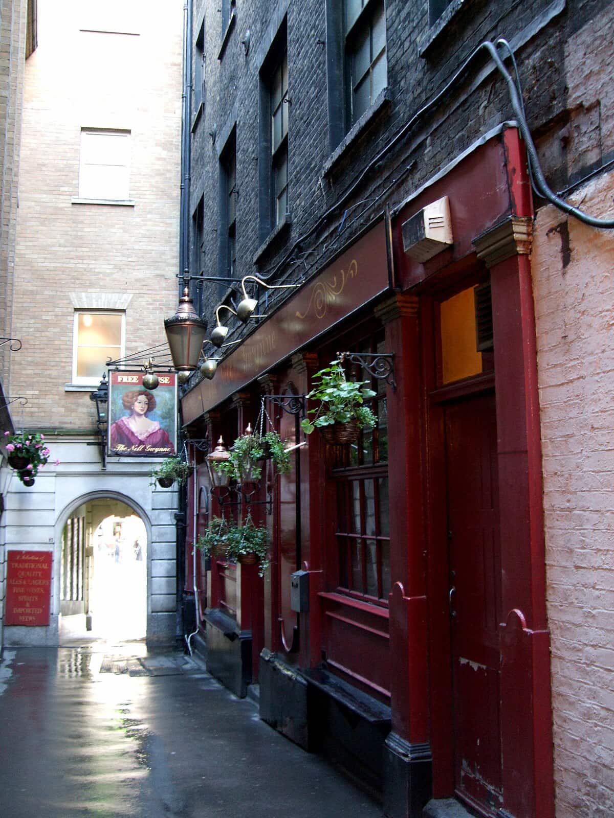 Паб «Нелл Гвин» в Ковент-Гардене, Лондон — назван в честь знаменитой фаворитки Карла II