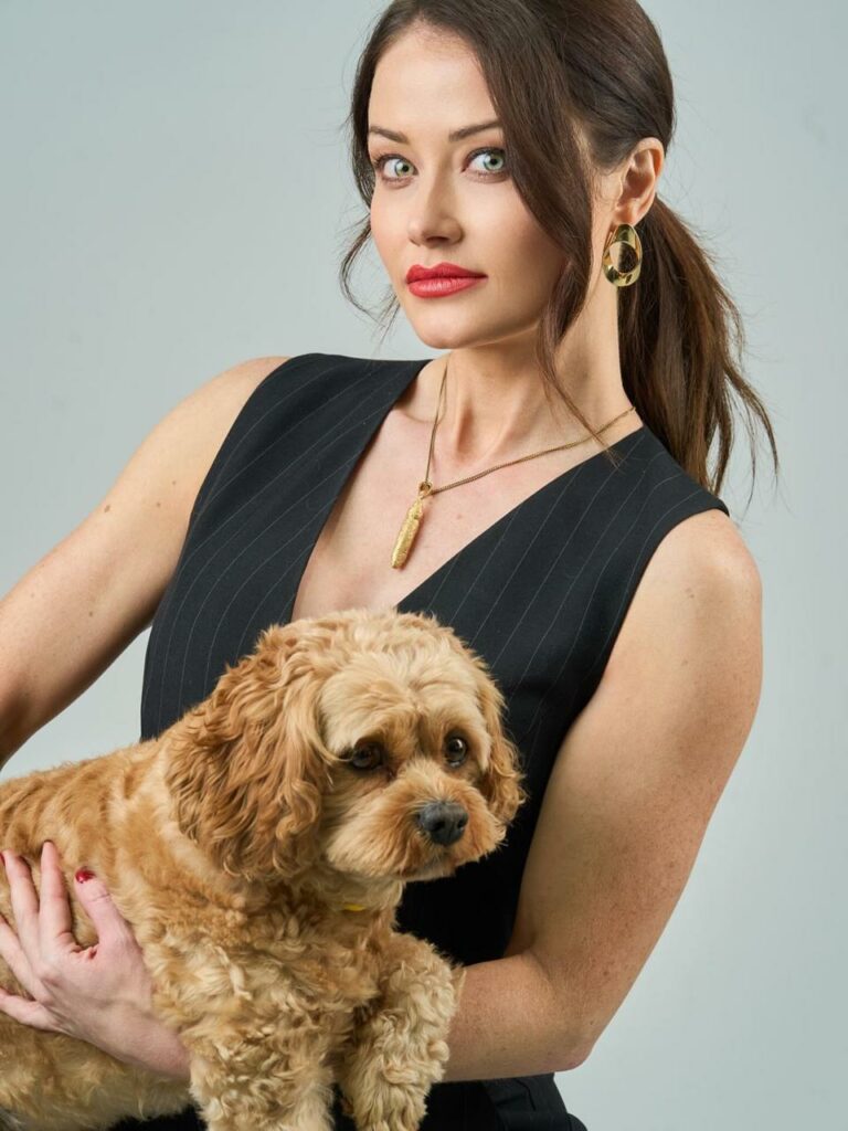 Золотой Poo Pendant с настоящими собачьими фекалиями внутри от House of Oddities