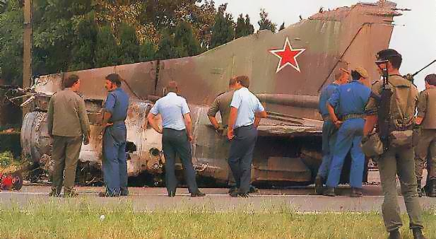 Советские специалисты на месте крушения МиГ-23 в Бельгии изучают обломки истребителя в 1989 году