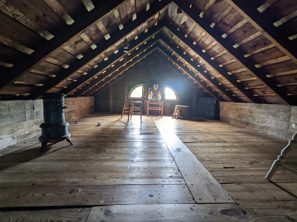 Чердак дома Муров, где скрывался убийца