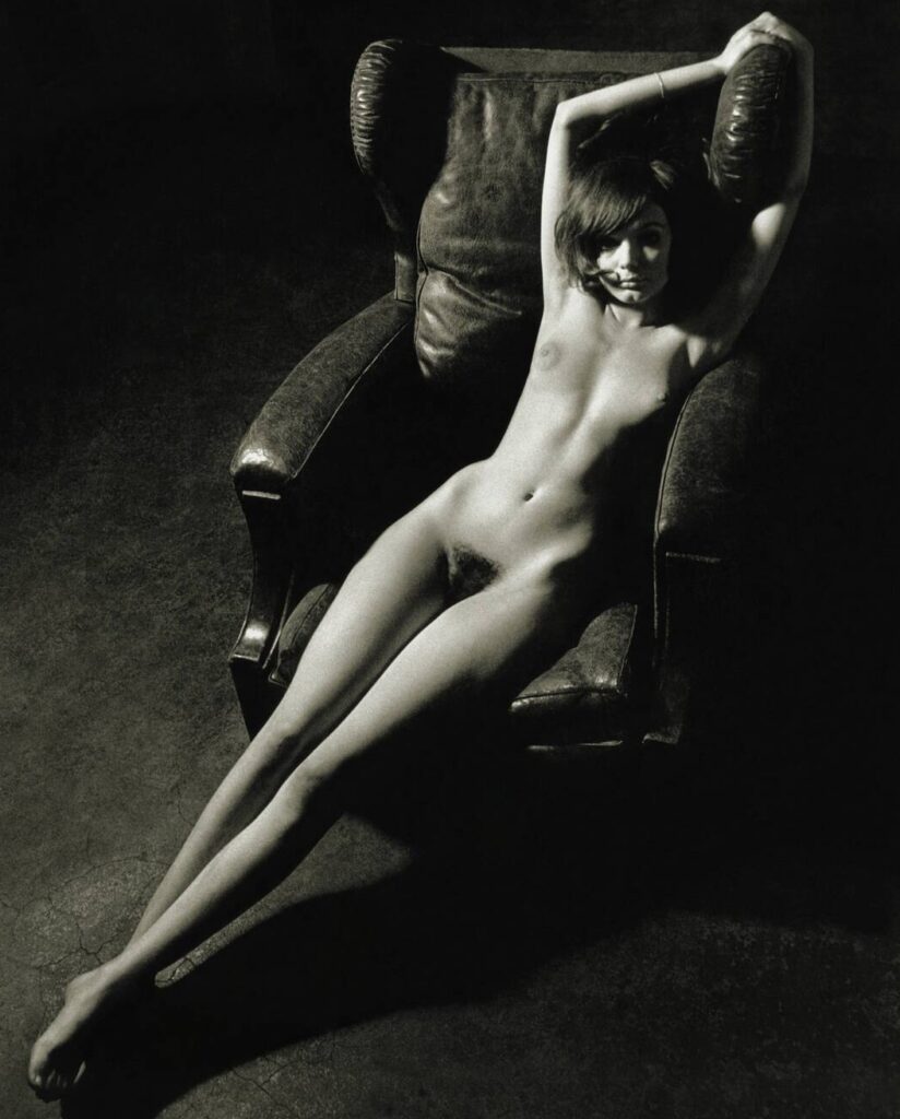 Рената в вертикальной композиции эротического фото Гюнтера Ресслера