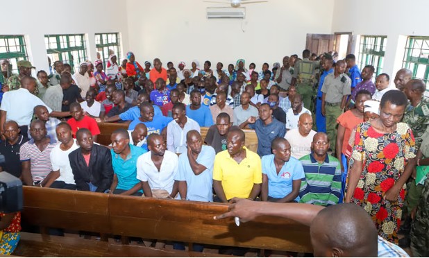 Пол Макензи в зале суда в Момбасе среди группы из 94 обвиняемых