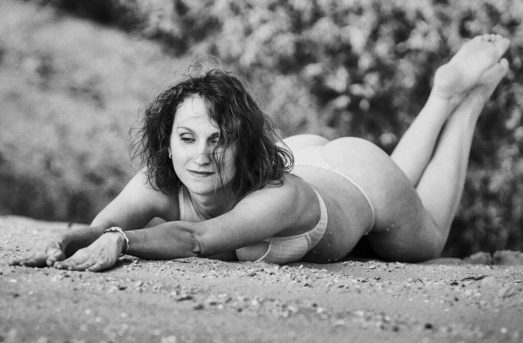 Пляжная черно-белая фотография ню