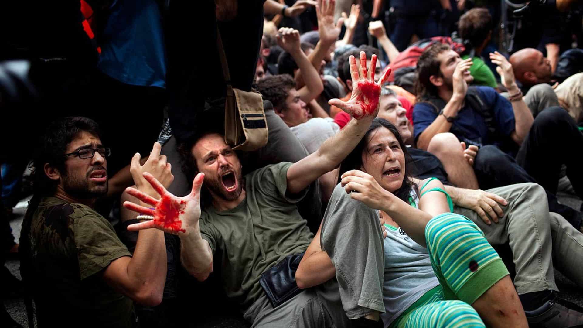 Фотография паникующей толпы во время моральной истерии