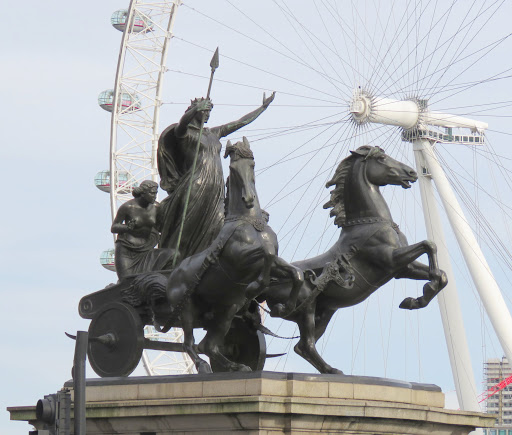 Современный памятник Боудикке и ее дочерям на колеснице в Лондоне