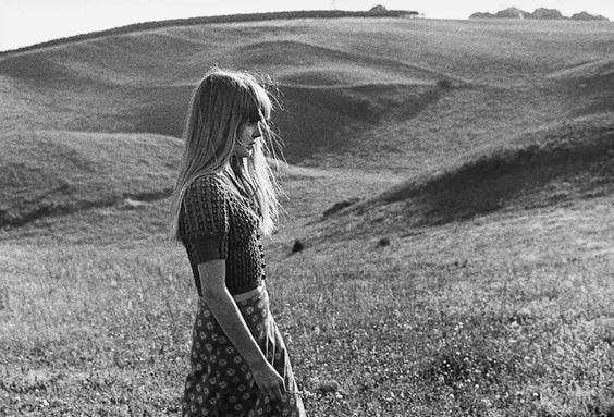 Модель в поле на фото Günter Rössler эпохи социализма
