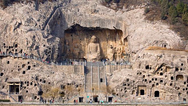 Гигантская статуя Будды в пещерах Лунмэнь: наследие У Цзэтянь