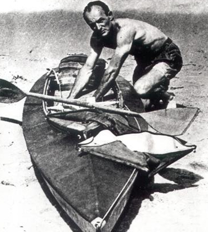 Оскар Спек осматривает свою байдарку на тропическом берегу