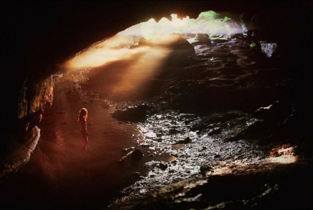 Художественное фото В гроте, снятое Райаном Макгинли