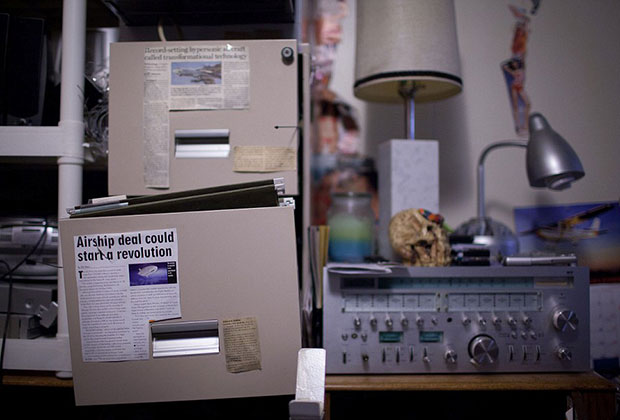 Кадр с личными вещами и чертежами из квартиры Тимоти Грея