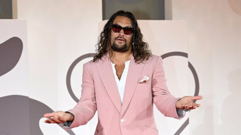 Актер Джейсон Момоа (Jason Momoa) в розовом костюме на мероприятии