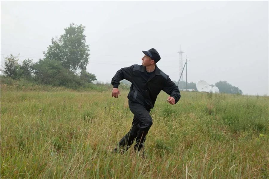 Силуэт заключенного бегущего через поле побег из тюрьмы колонии