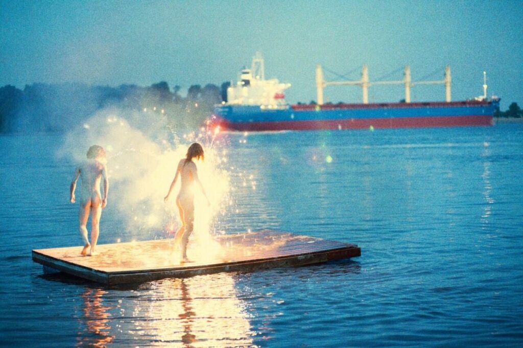 Яркий кадр Фейерверк от фотографа Ryan McGinley