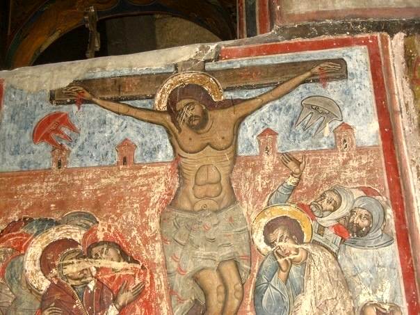Распятие в соборе Свети-Цховели XI век с парящими объектами по бокам
