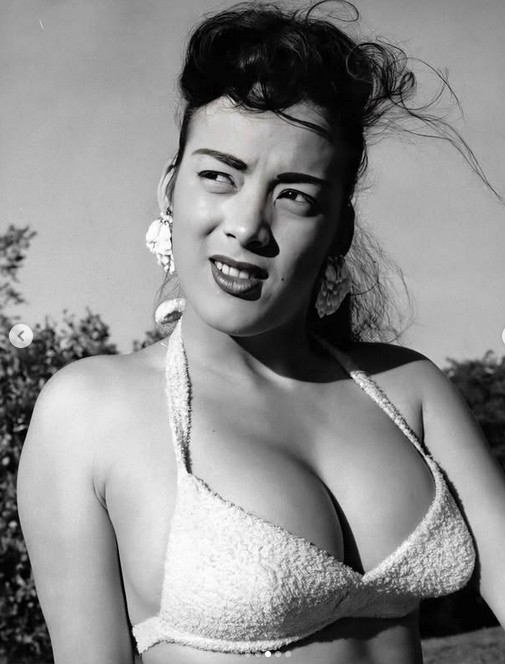 Молодая Тура Сатана в бикини