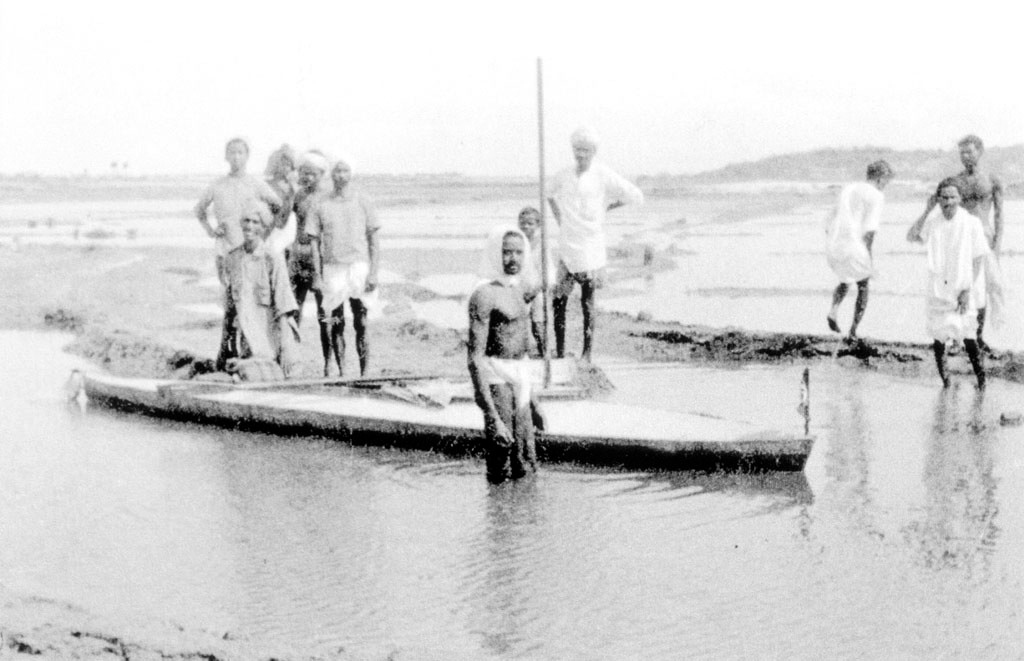 Байдарка Оскара Спека в окружении любопытных местных жителей на берегу