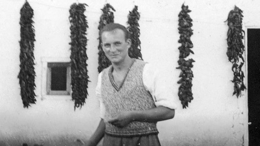 Портрет Оскара Спека возле дома где сушатся стручки перца