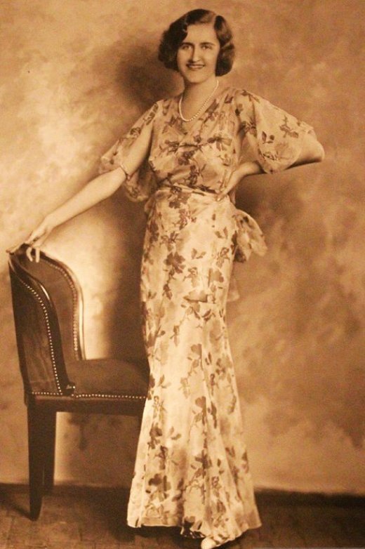 Кадр с молодой наследницей Югеттой Кларк в светском платье