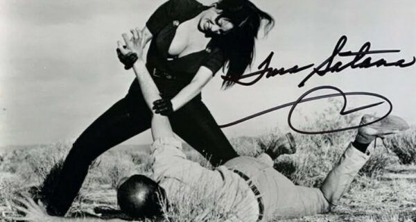 Тура Сатана — девушка, которая отказала Элвису и сама била мужчин в кино