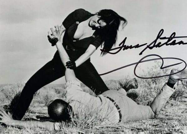 Тура Сатана — девушка, которая отказала Элвису и сама била мужчин в кино