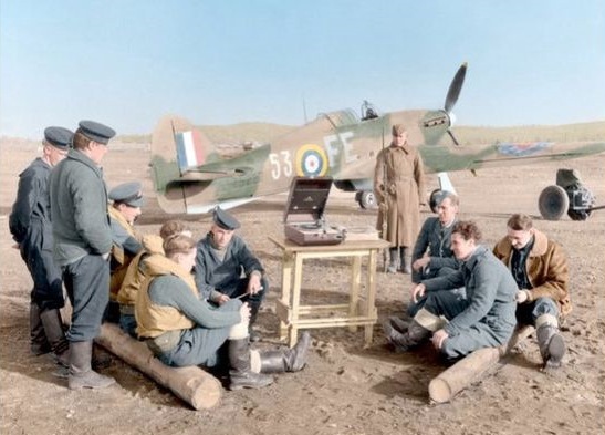 Пилоты британских Королевских ВВС (RAF) времен Второй мировой войны у самолета