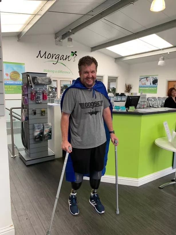 Нил Хоппер (Neil Hopper) на костылях с протезами в помещении