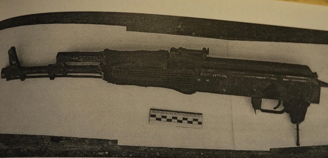 Обгоревший автомат АК-74, найденный в тайнике Геращенко после пожара в архиве завода Урал