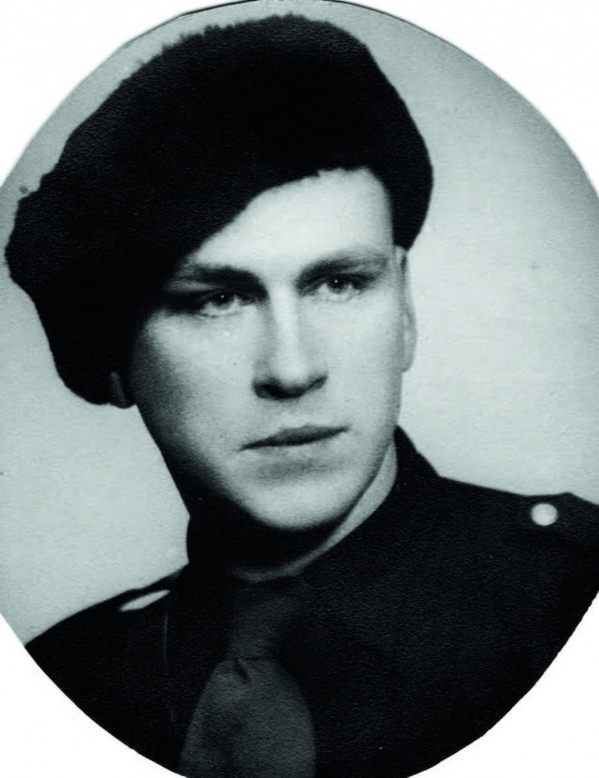 Черно-белое фото молодого человека, которое якобы изображает Сергея Вронского