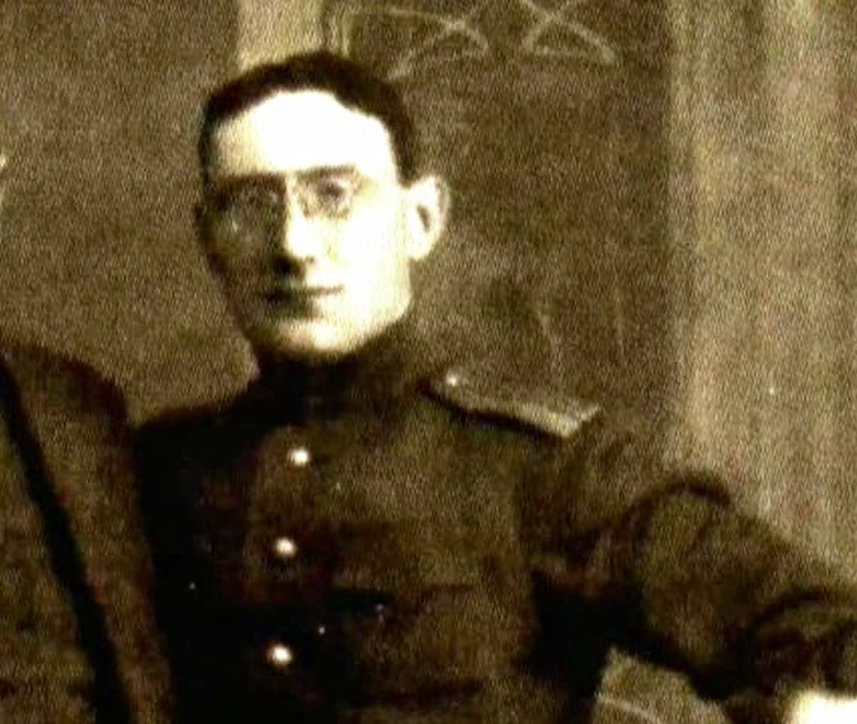 Старинный портрет мужчины в военном мундире, которого Вронский выдавал за своего отца-генерала