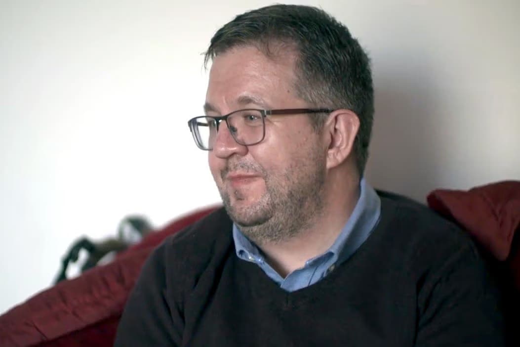 Кадр из интервью с Нилом Хоппером (Neil Hopper) после разоблачения