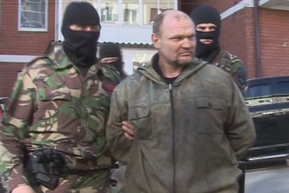 Владимир Авдеев в наручниках после задержания спецназом ФСИН лесоделяна