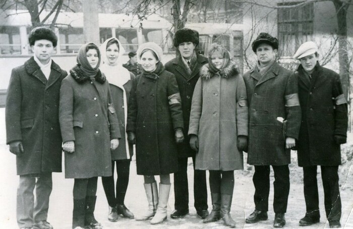 Кадр с советскими дружинниками в красных повязках на патрулировании улиц