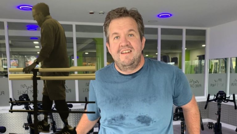 Фотография Нила Хоппера (Neil Hopper) с протезами ног во время тренировки в спортзале