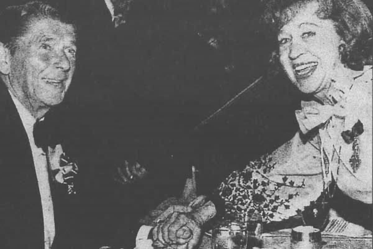 Джин Диксон и Рональд Рейган улыбаются на совместном фото