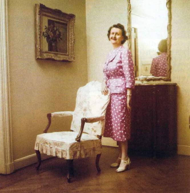 Портрет молодой Югетты Кларк у кресла