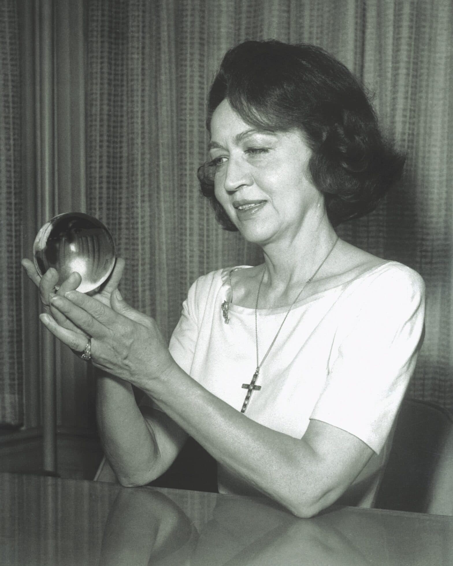 Джин Диксон вглядывается в хрустальный шар, реквизит для гадания